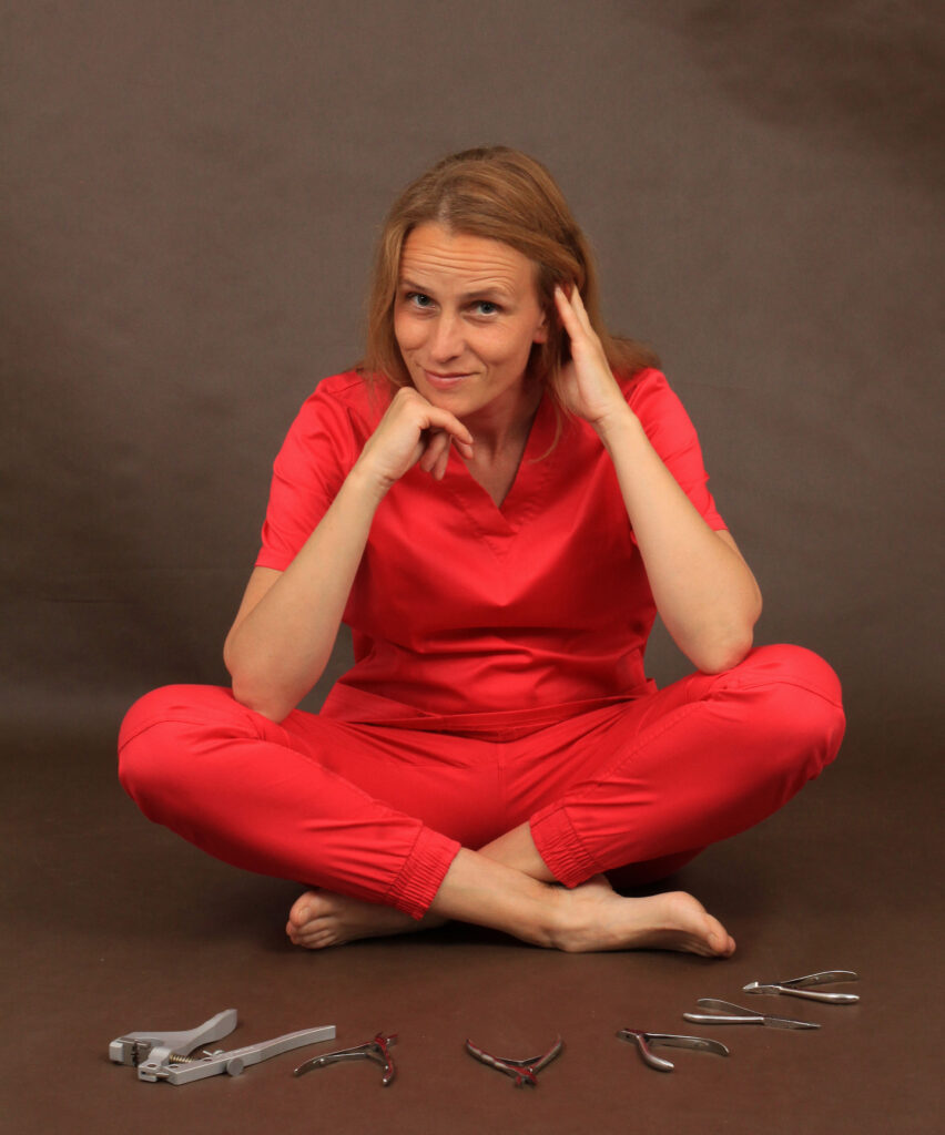 Pierwsza wizyta u podologa - podolog wsród narzędzi podologicznych. 